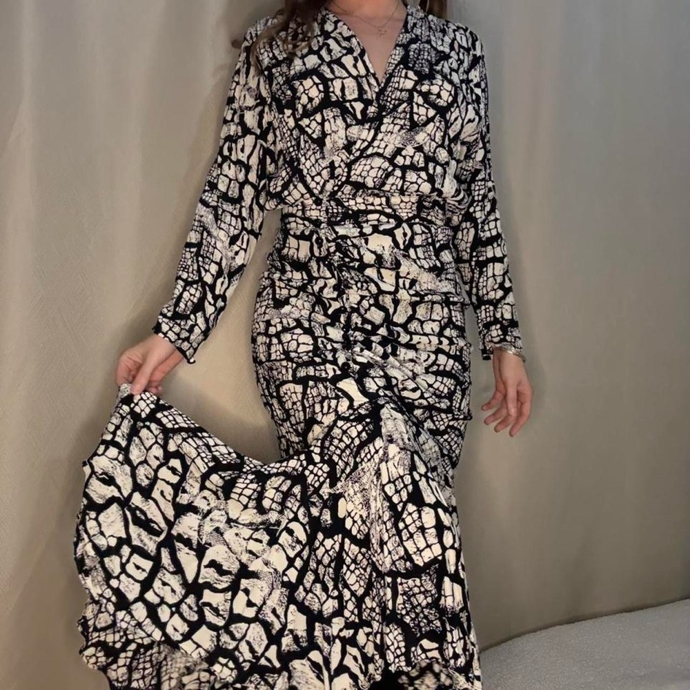 Vintage 80s Elegant Black and Cream Long Sleeve Fishtail Dress